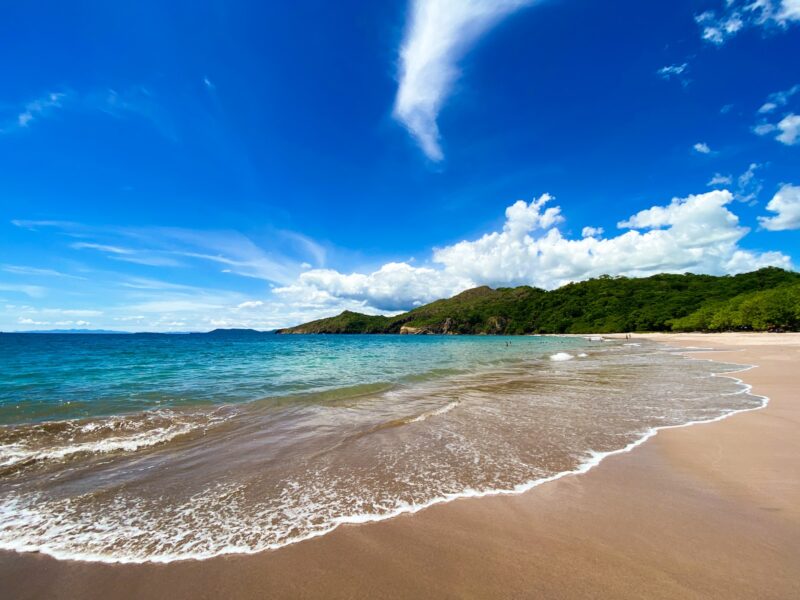 sea waves crashing on shore during daytime