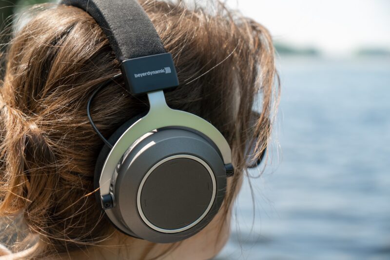 woman wearing gray and silver headphones