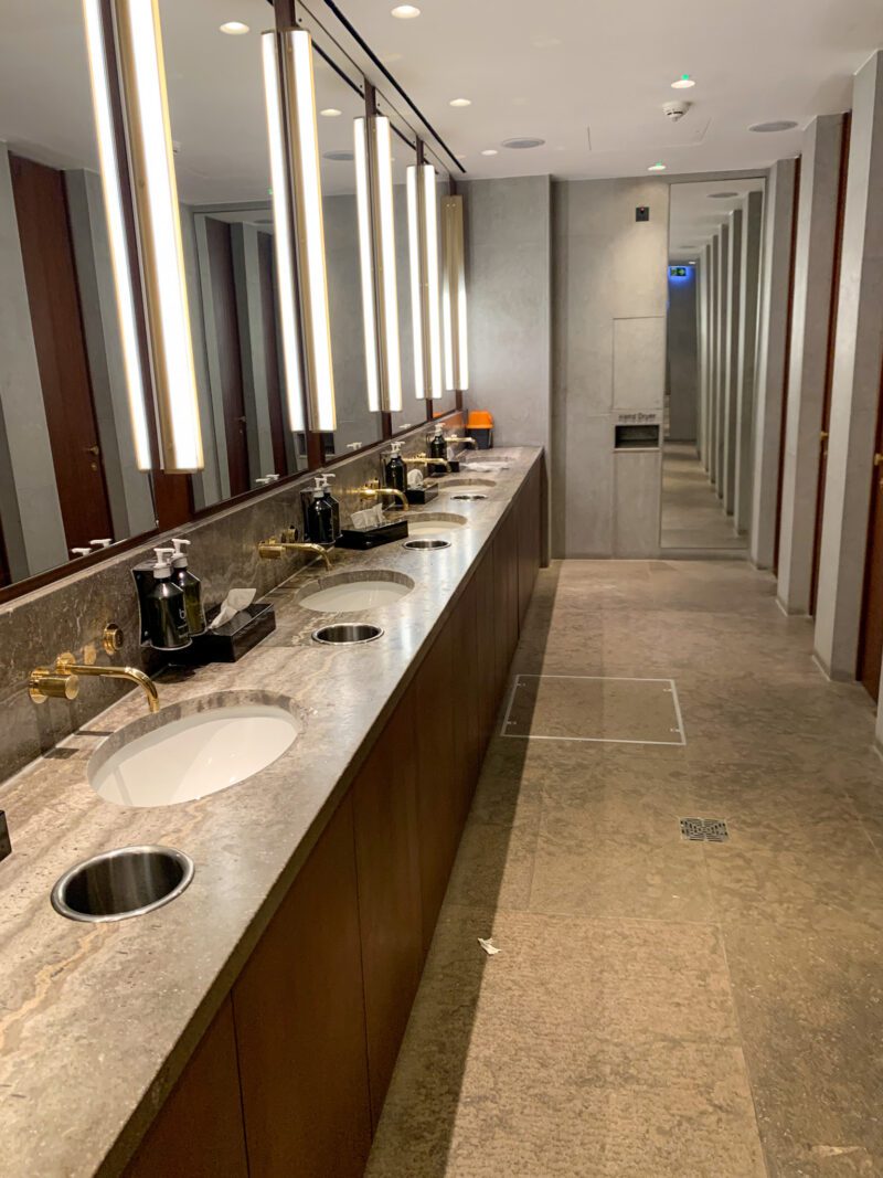 Cathay Pacific first-class lounge in Heatherthrow Bathroom