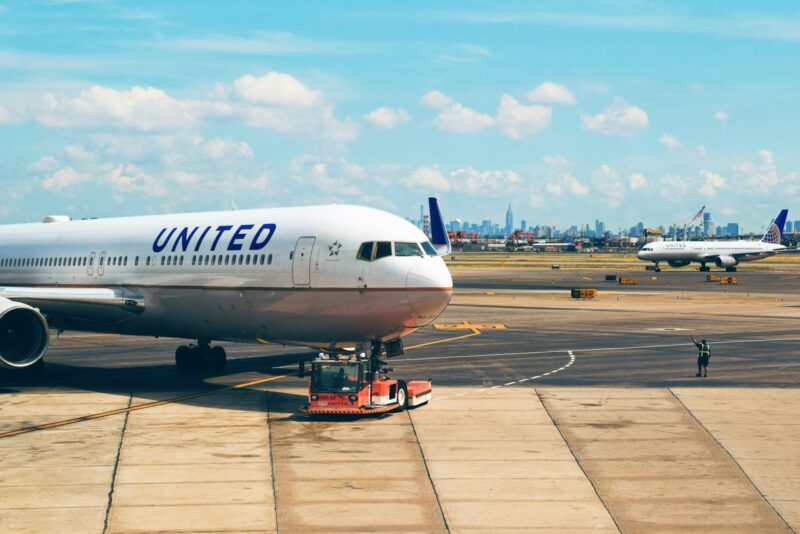 whgite United plane on park